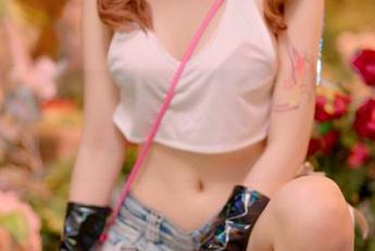 Joyce Lin2x用连体衣把普通变成了写真资源的梦游者